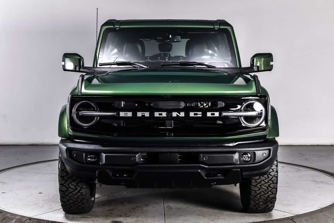2025 Ford Bronco Outer Banks - Image 2