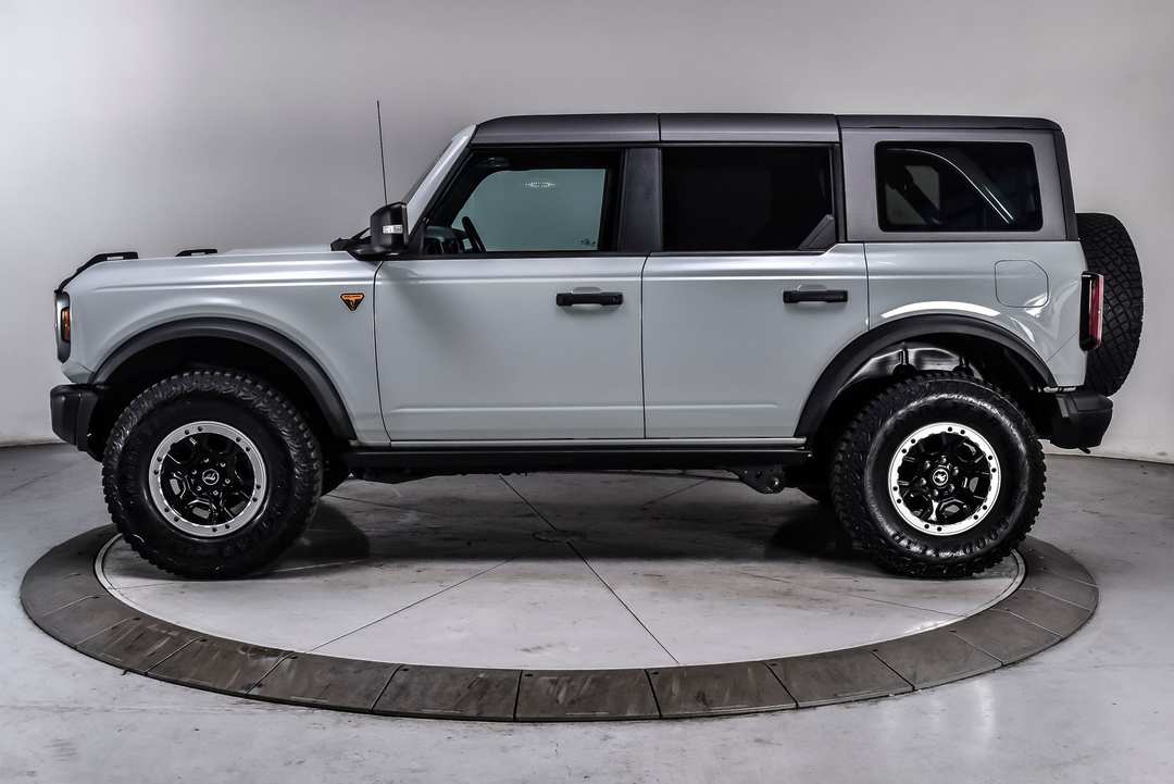 2023 Ford Bronco Badlands - Image 3