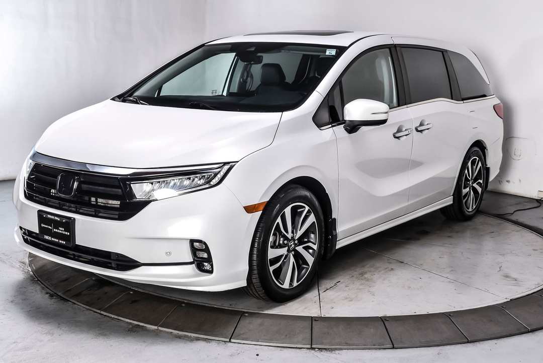 2024 Honda Odyssey Touring - Image 3
