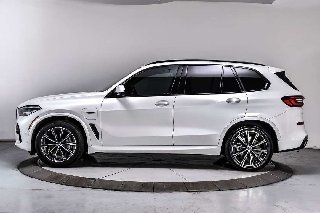 2023 BMW X5 xDrive45e - Image 3